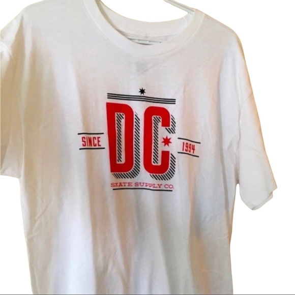 DC T-Shirt Size Large White with Red DC Logo - Picture 2 of 4